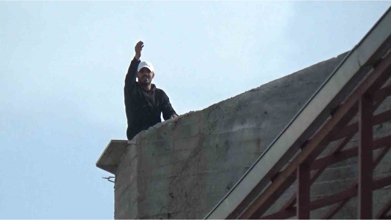 Çatıya Çıktı, Kendisini İkna Etmeye Çalışan Polislere