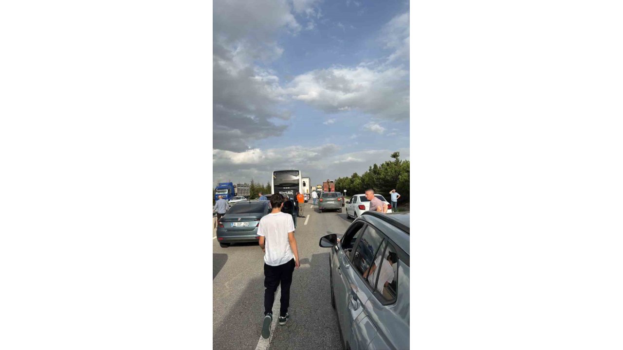 Ankara’da Seyir Halindeki Tır Devrildi: 1 Yaralı