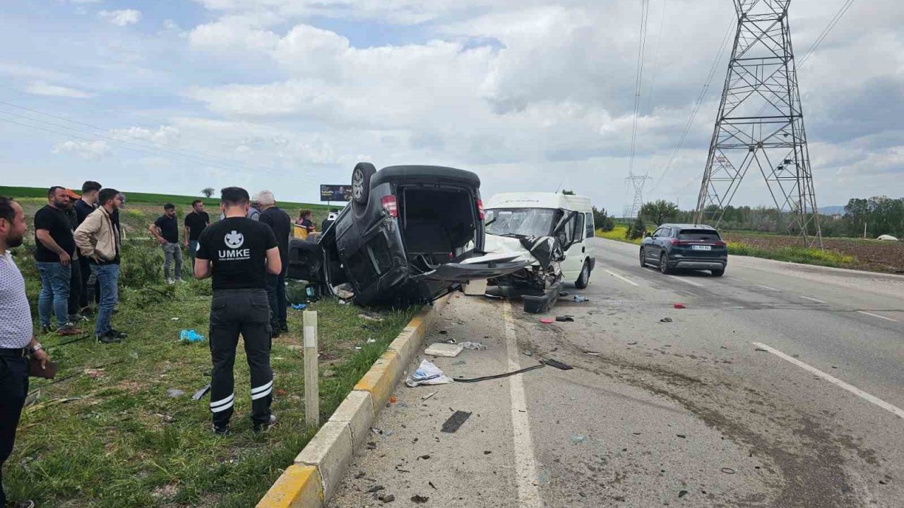 Afyonkarahisar’da Kamyonet İle Hafif Ticari Araç Çarpıştı: 6’sı Çocuk 9 Yaralı
