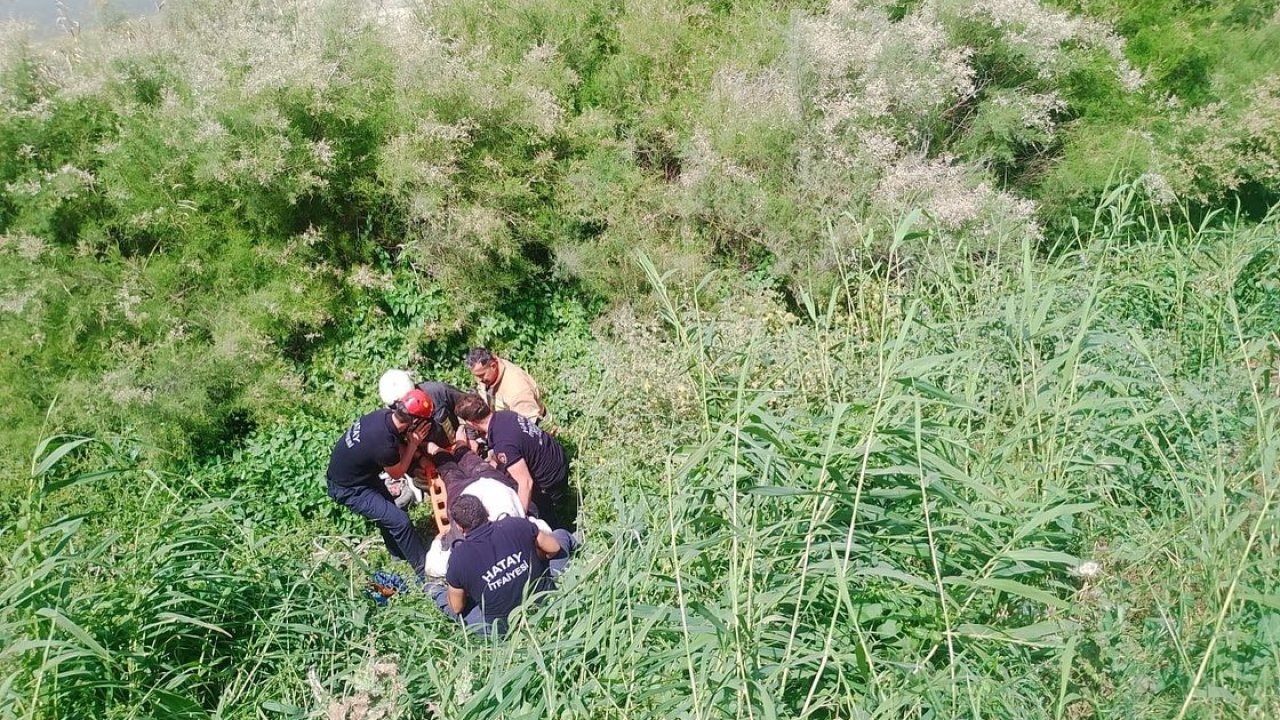 Asi Nehri Yatağına Uçan Motosikletin Sürücüsü Yaralandı