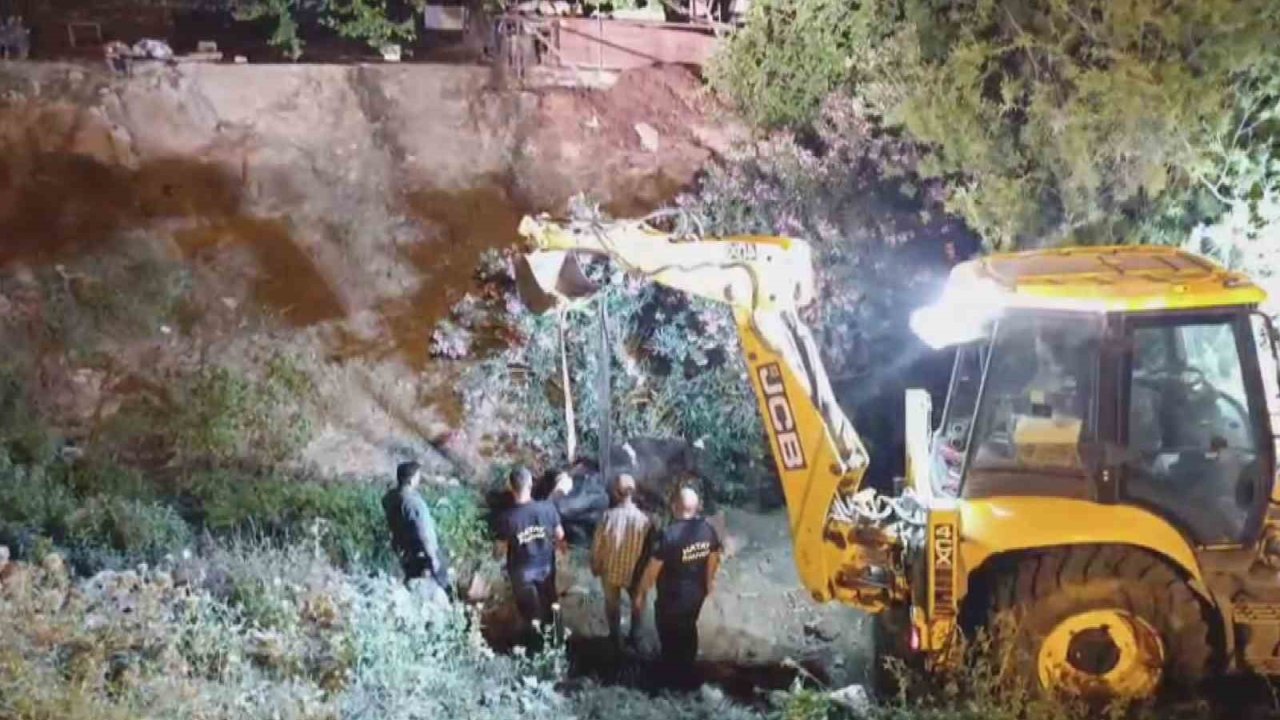 Düştüğü Su Kanalında Çamura Saplanan İnek, Kepçeyle Kurtarıldı