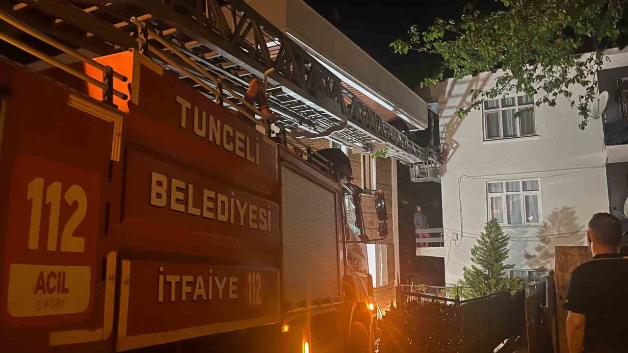 Tunceli’de Kimsenin Bulunmadığı Evde Mahsur Kalan Kediyi İtfaiye Kurtardı