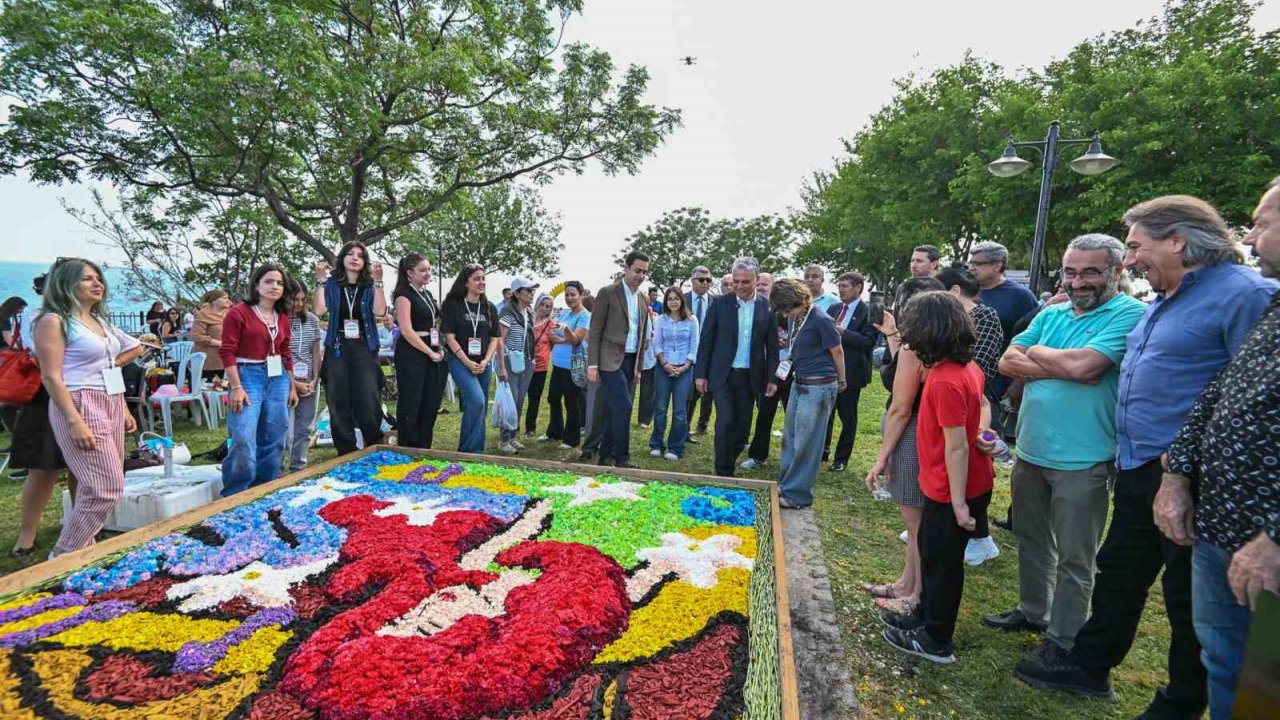 Antalya Çiçeklerle Açık Hava Galerisine Döndü