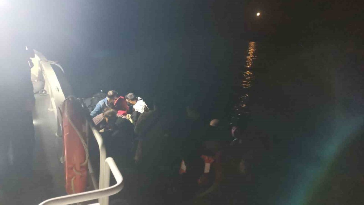 Ayvalık’ta 13’ü Çocuk 43 Düzensiz Göçmen Ve Yasa Dışı Yollarla Ülkeyi Terk Etmeye Çalışan 2 Türk Vatandaşı Yakalandı
