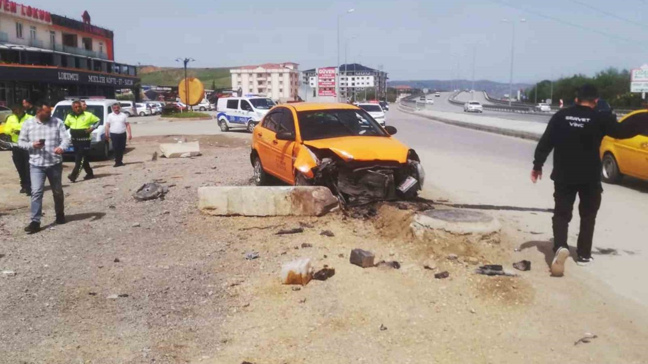 Ticari Taksinin Kaza Anı Kamerada: 2 Yaralı