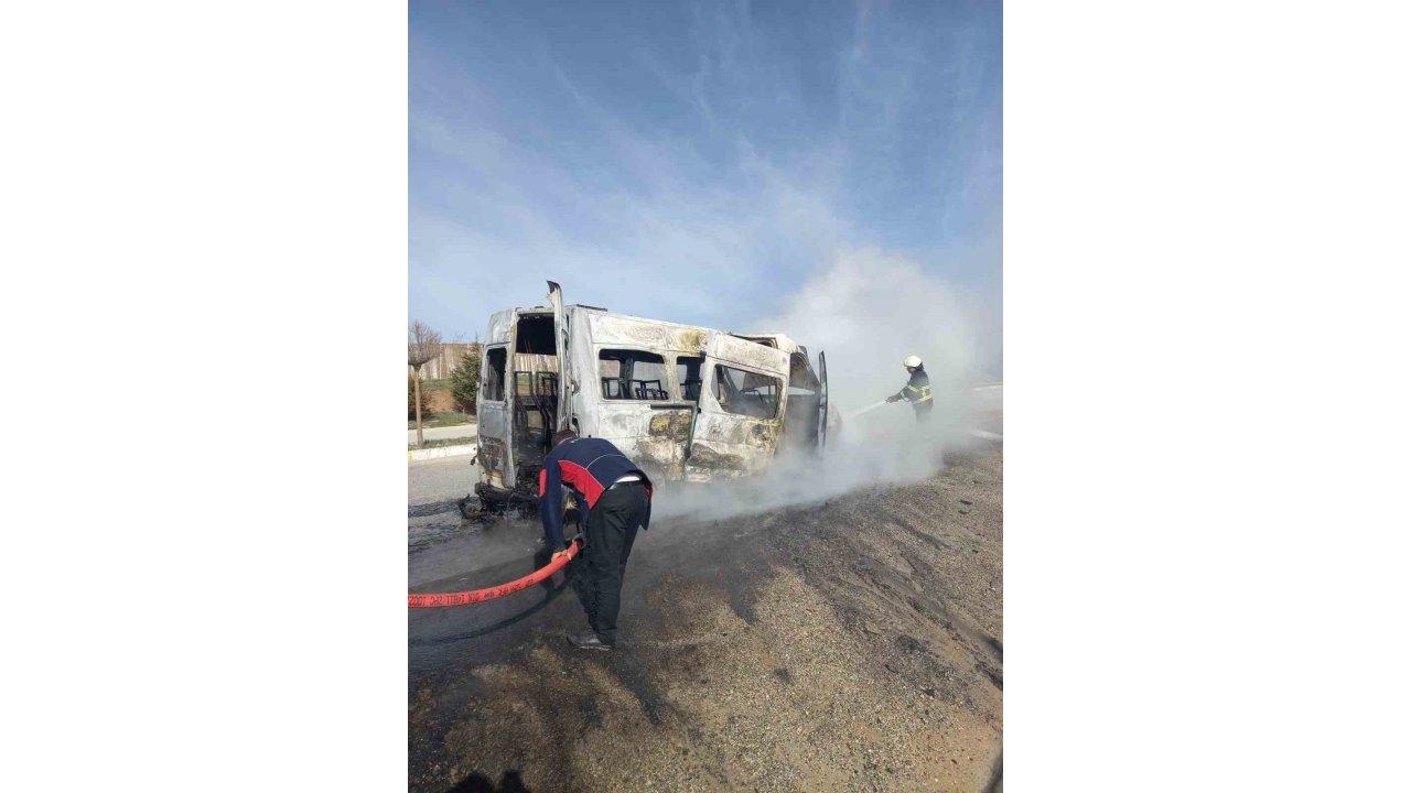 Yangın Çıkan Minibüs Tamamen Yanarak Kullanılmaz Hale Geldi