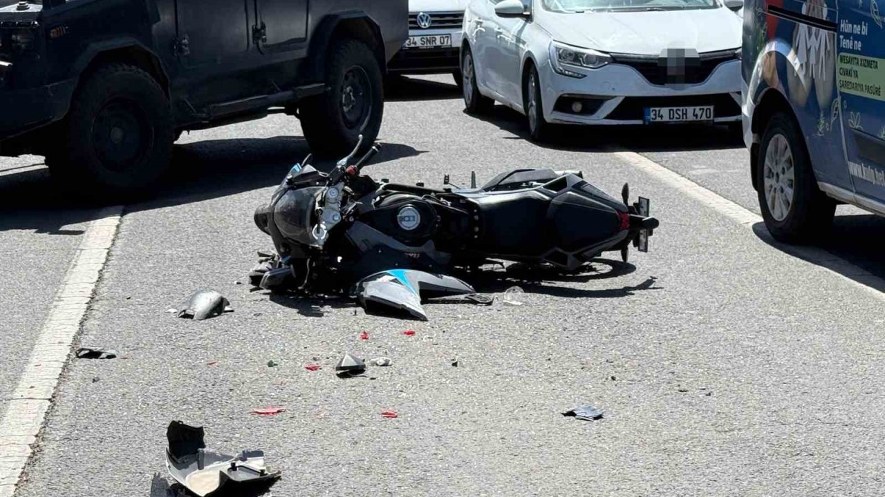 Diyarbakır’da Motosiklet Sürücüsü Otomobile Arkadan Çarptı