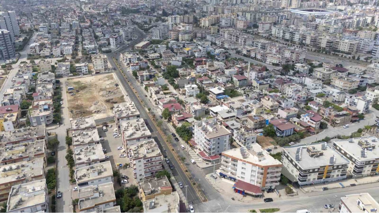 Tarsus’ta Caddelerde Yenileme Çalışmaları Sürüyor