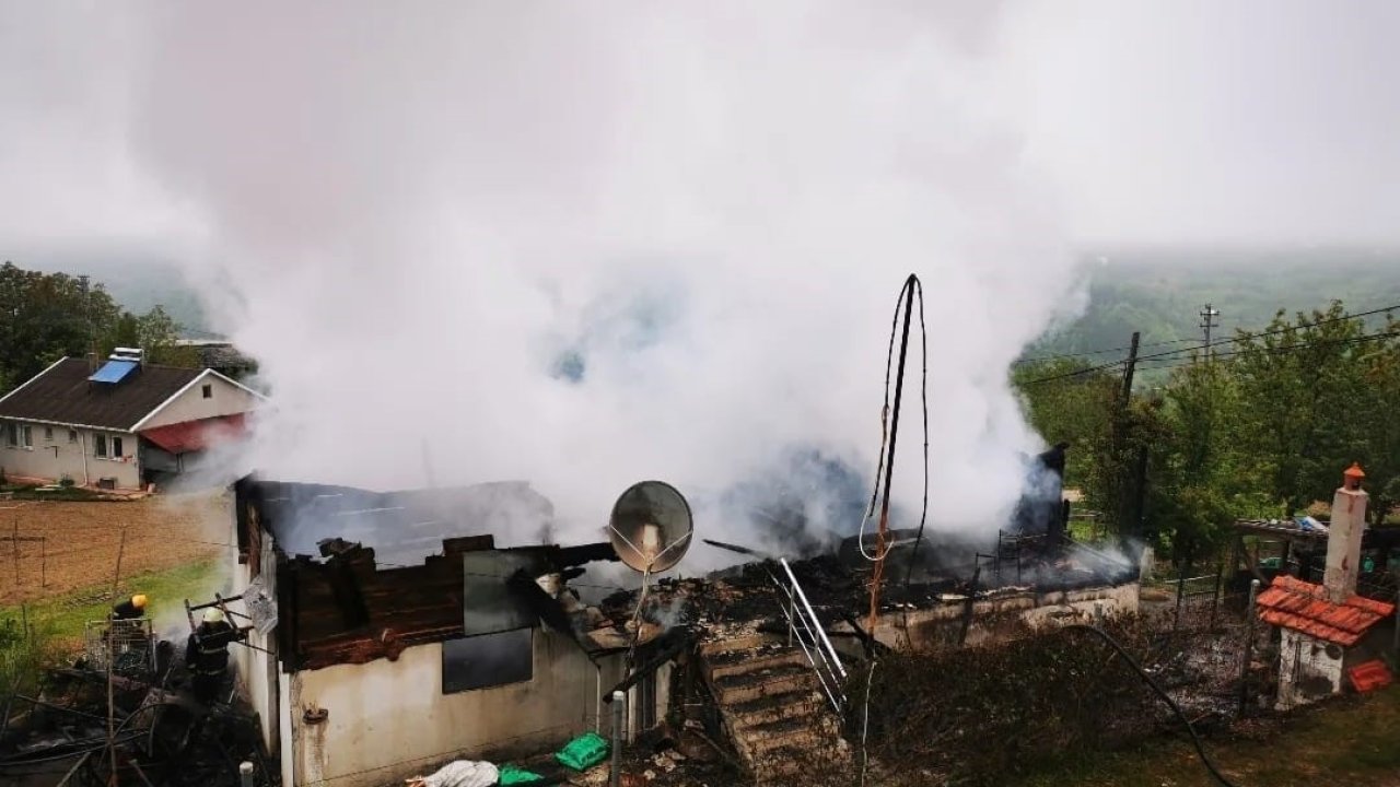 Sinop’ta Ahşap Ev Yanarak Kullanılamaz Hale Geldi
