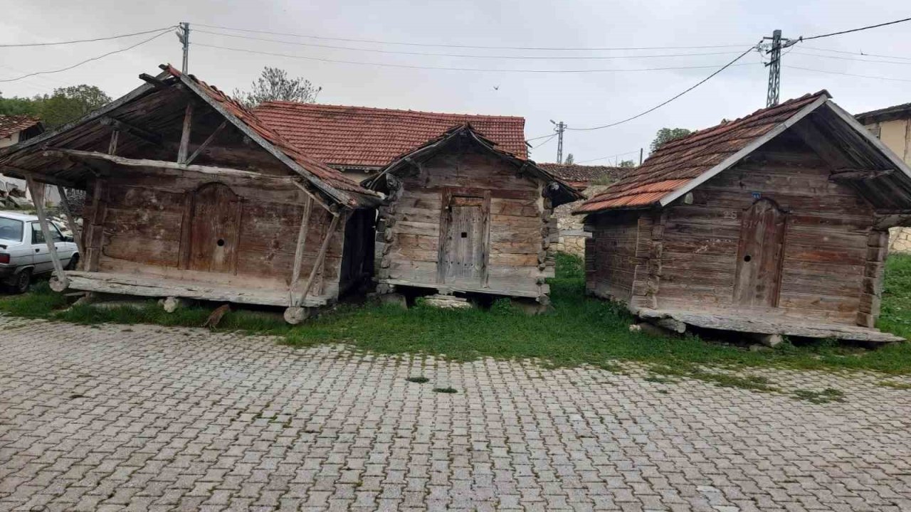 Gediz’de Çivisiz Ahşap Ambarlar Zamana Direniyor
