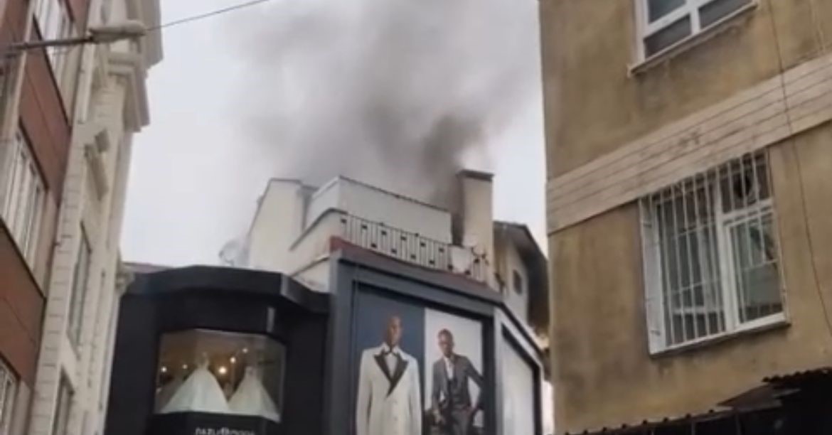 Bursa’da Tarihi Uzun Çarşı’da Korkutan Yangın: Çatı Katı Alev Alev Yandı