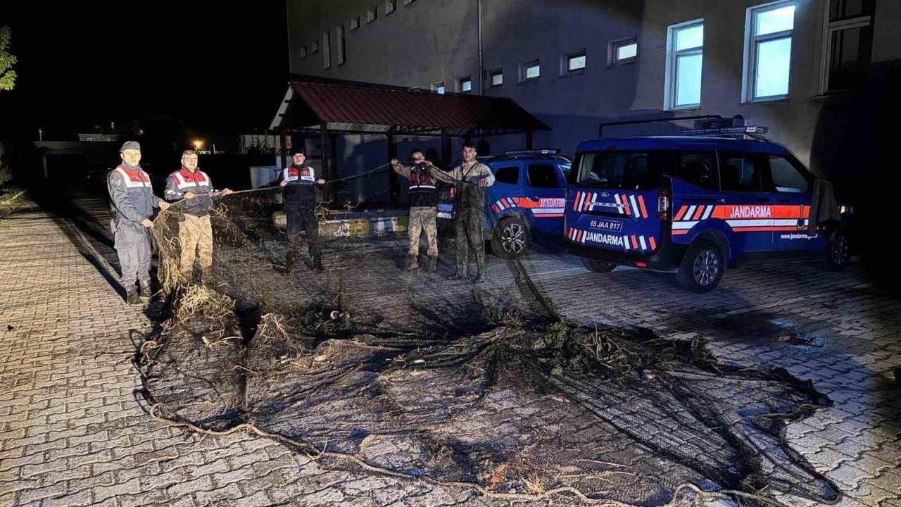 Van’da Ele Geçirilen 1 Ton Canlı Balık Suya Bırakıldı