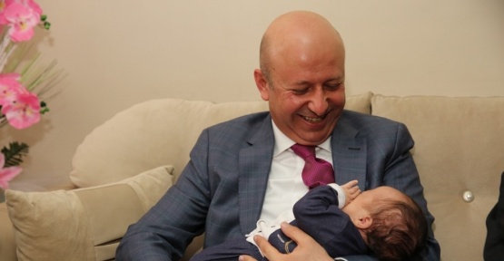 Başkan Çolakbayrakdar çifti üçüz bebek ziyaretinde