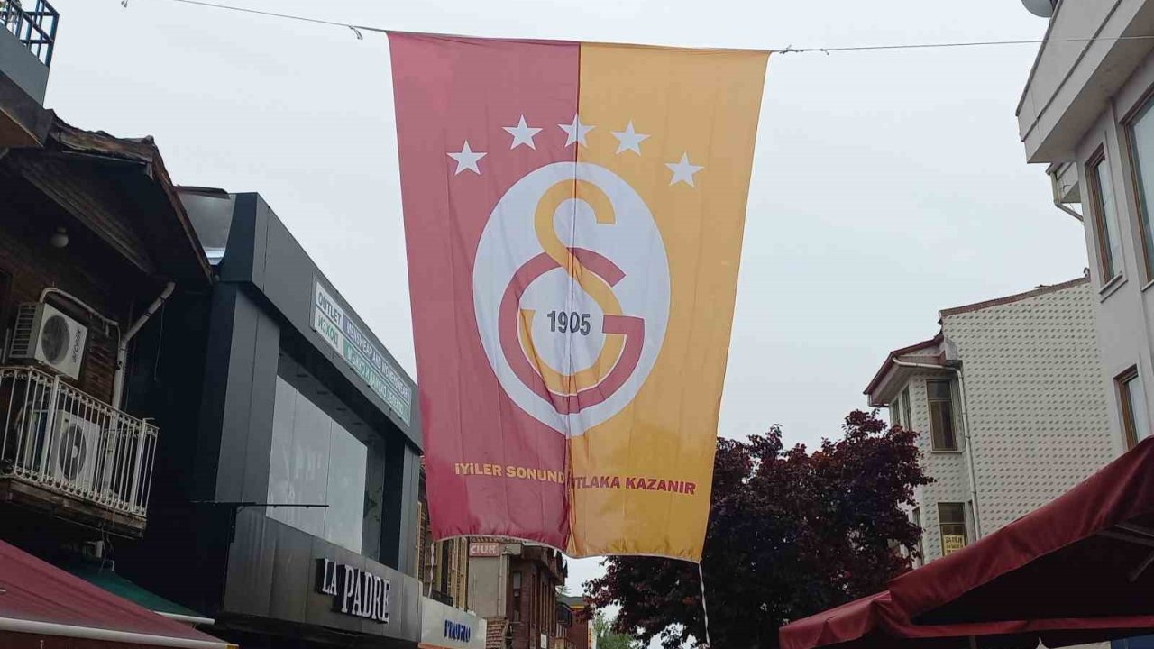 Edirne’de Erken Kutlama: Dev Galatasaray Bayrağı Saraçlar Caddesi’ne Asıldı