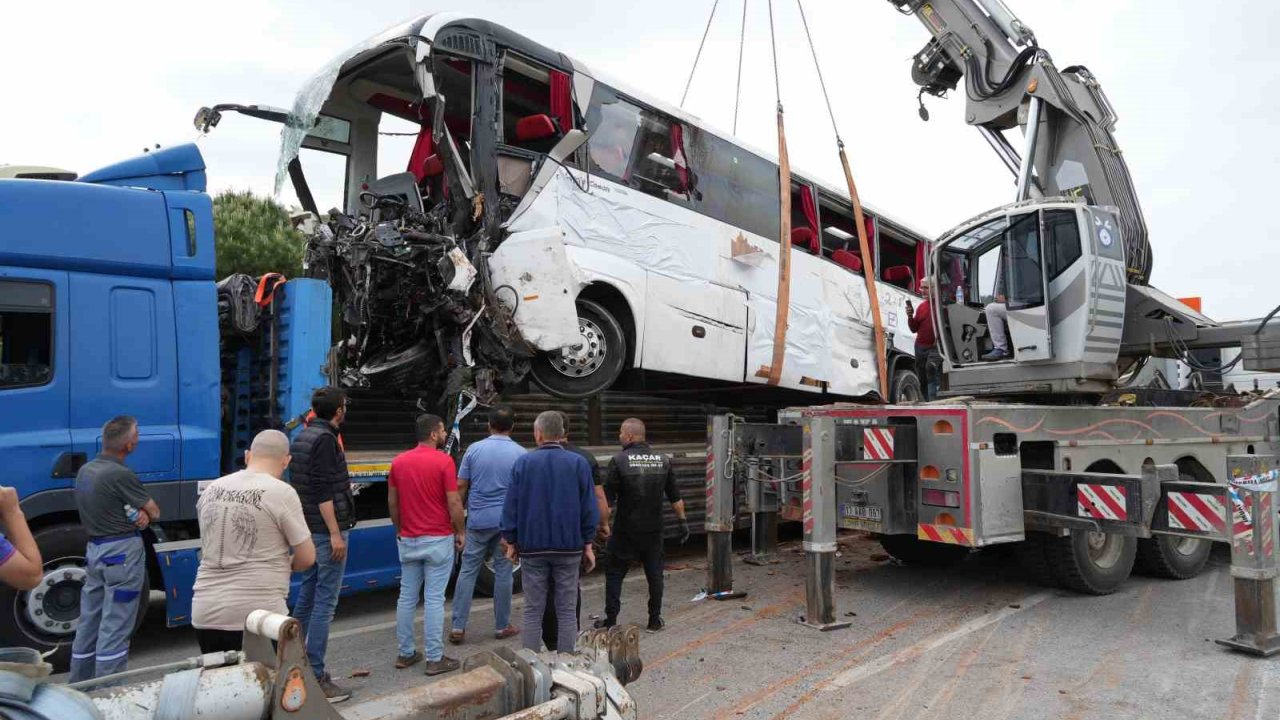 Çanakkale’de 8 Kişinin Öldüğü Kazada Enkaza Dönen Otobüs Vinç Yardımıyla Olay Yerinden Kaldırıldı