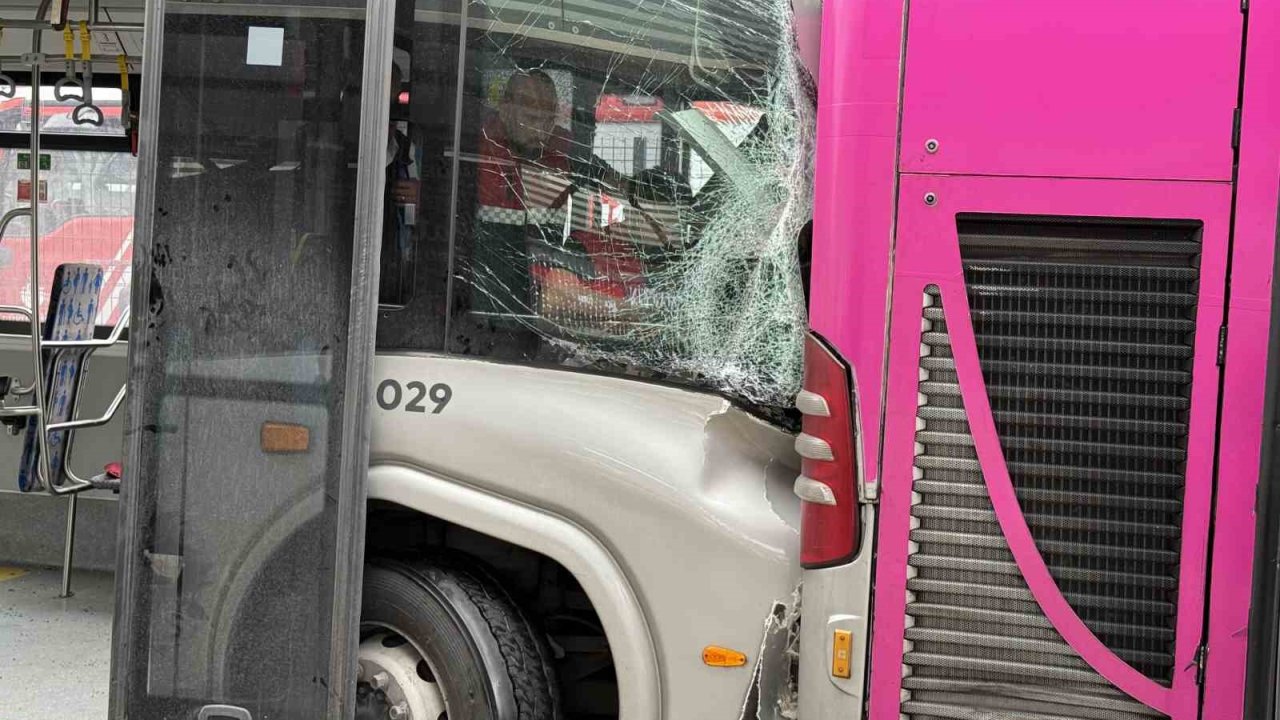 Beylikdüzü’nde Metrobüs Kazası: 1 Kişi Hayatını Kaybetti, 20 Kişi Yaralandı