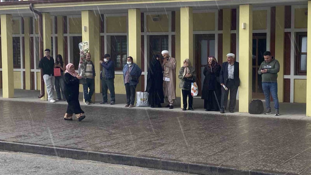 Vatandaşlar Islanmamak İçin Kapalı Alanların Girişlerine Sığındı