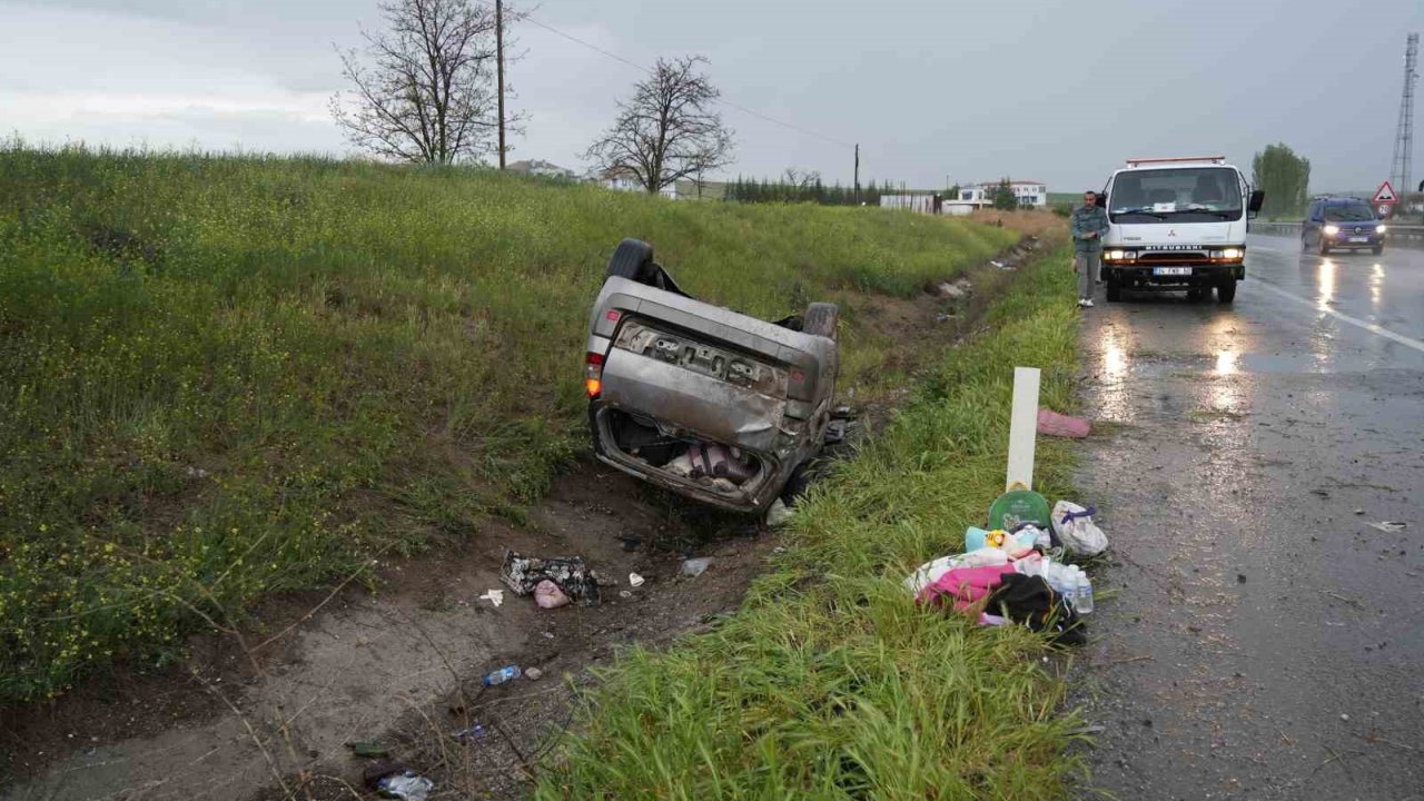 Yağmurun Etkisiyle Kayganlaşan Yolda Otomobil Takla Attı: 4 Yaralı