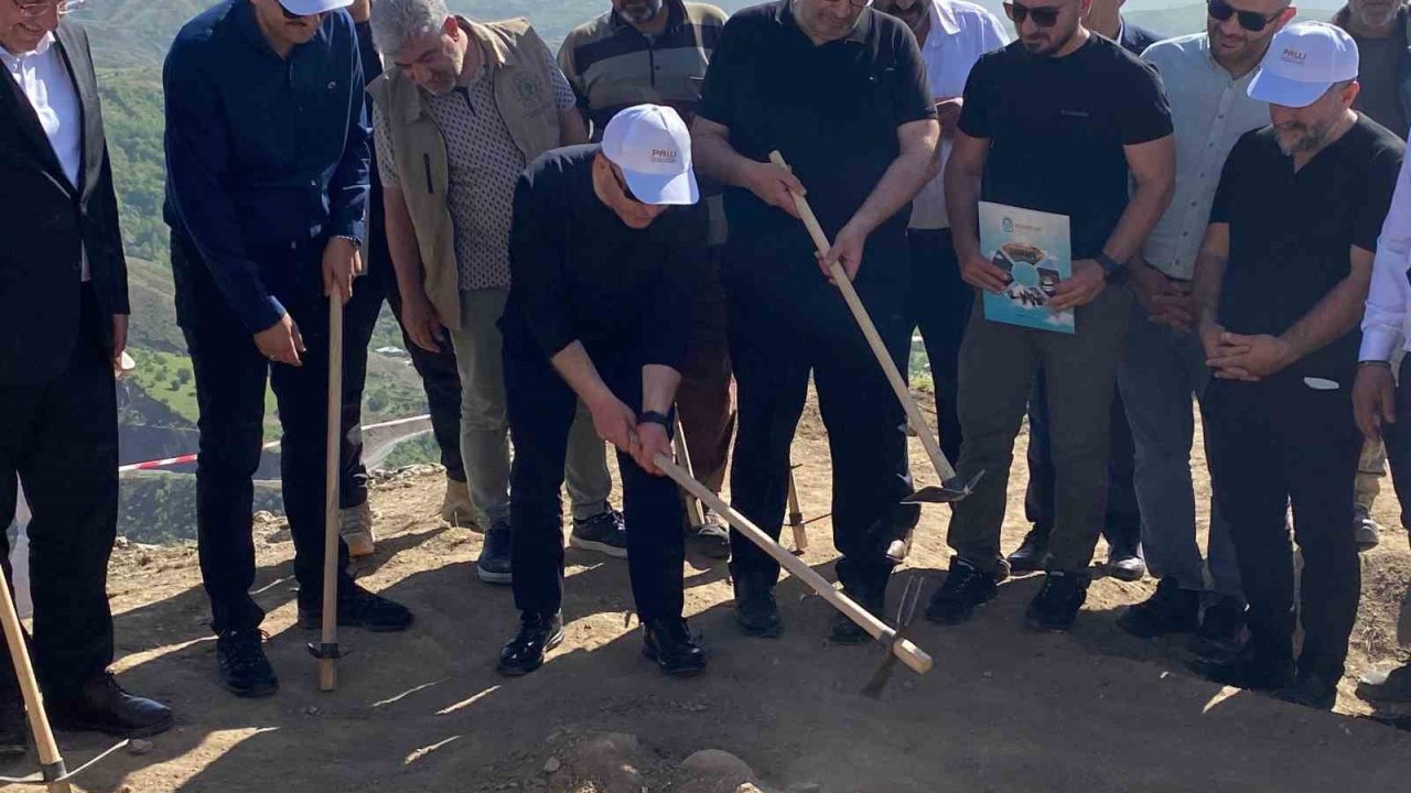 Vali Hatipoğlu, 3 Bin Yıllık Tarihi Palu Kalesi İçin İlk Kazmayı Vurdu