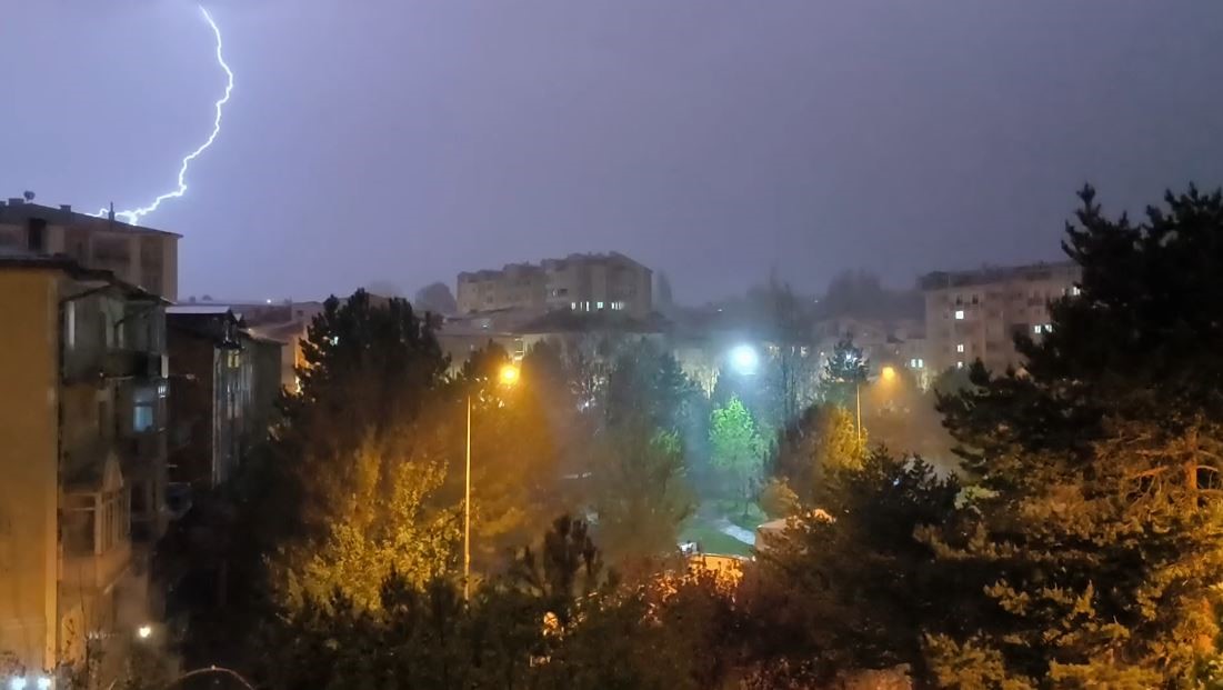 Sivas’ta Şimşekler Geceyi Aydınlattı