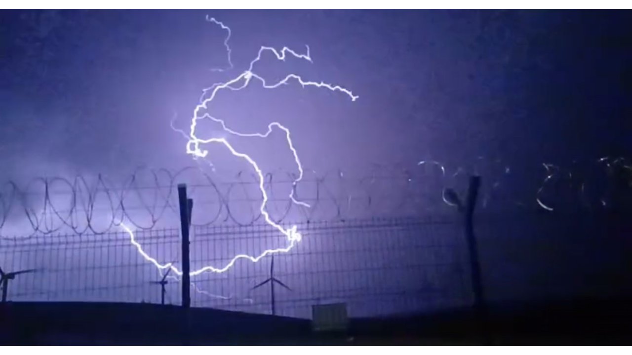 Tokat’ta Fırtına Nedeniyle Ağaçlar Devrildi