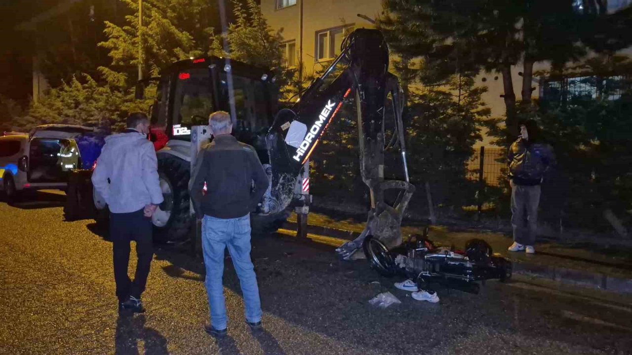Motosiklet, Park Halindeki 10 Tonluk İş Makinesine Çarptı: 2 Yaralı