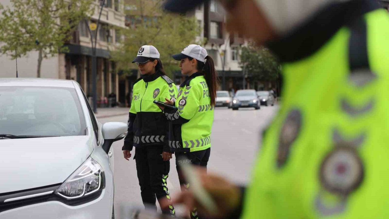 Polis Anneler En Özel Günlerinde De Aşkla Görev Başında
