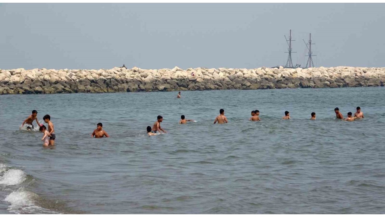Mersin’de Sıcaktan Bunalan Vatandaşlar Denizde Serinledi