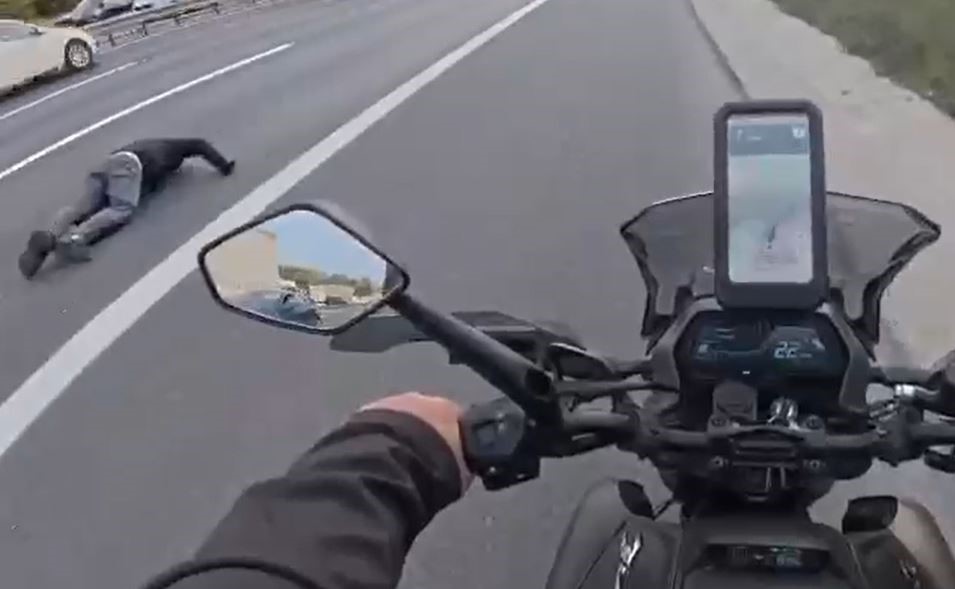 Esenyurt’ta Motosiklet Arızalanarak Emniyet Şeridinde Duran Kamyonete Çarptı: 1 Ağır Yaralı