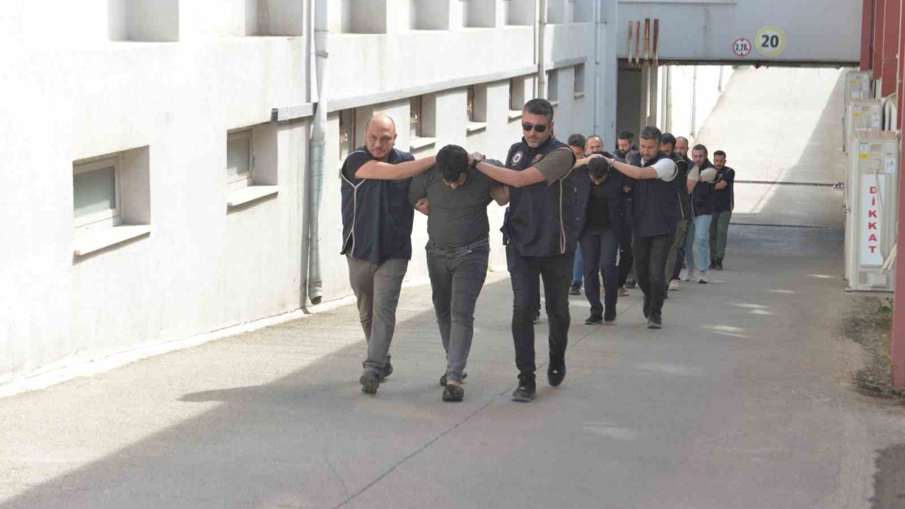 Adana’da Deaş’ın Uyuyan Hücresindeki 5 Şüpheli Tutuklandı, 1’i Sınır Dışı Edildi