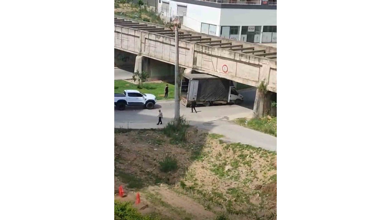 Tarsus’ta Kamyonet Köprü Altına Sıkıştı