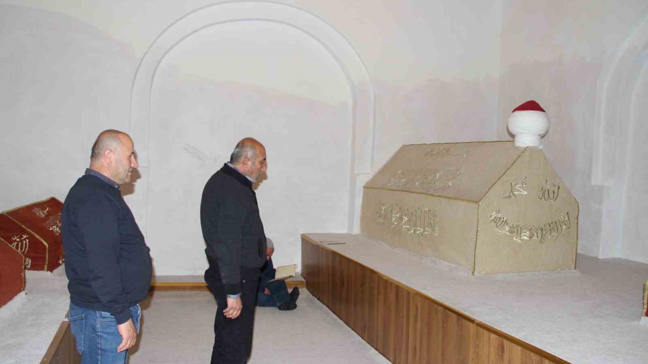 Batı Karadeniz’in Fatihi Emir Karatekin Bey’in Kabri Asırlardır Ziyaretçilerini Ağırlıyor