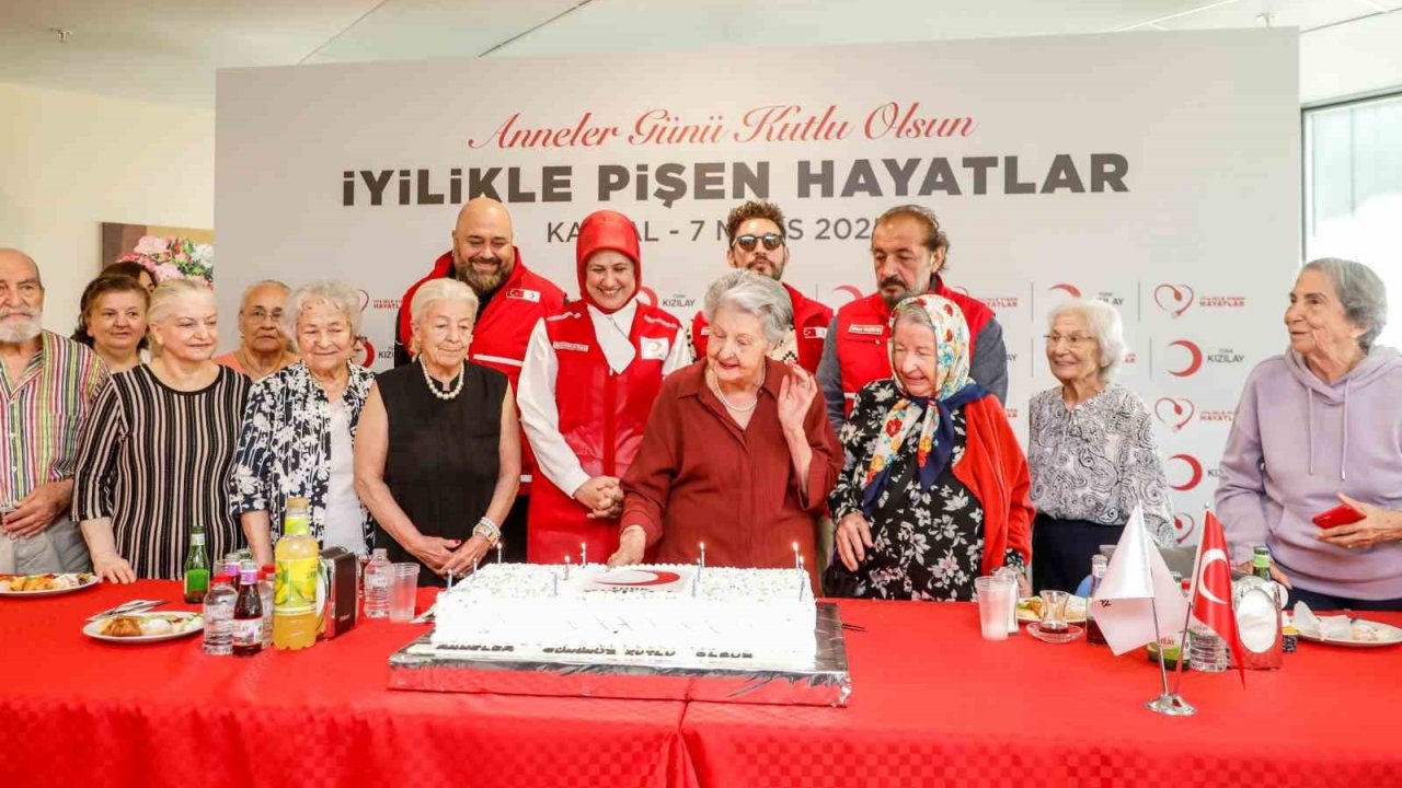 Türk Kızılay’dan Deprem Bölgesinde ‘Anneler Günü’ Kutlaması