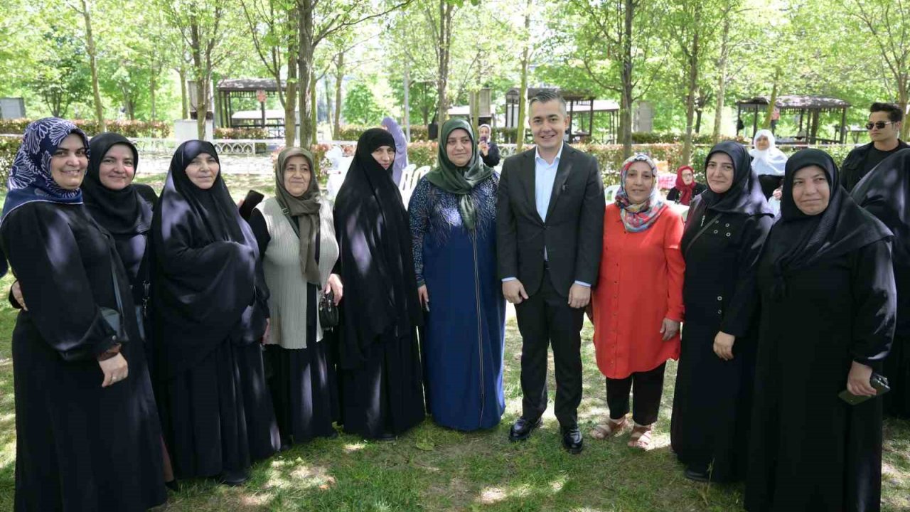 Esenyurtlu Anneler Belediyenin Düzenlediği Piknikte Bir Araya Geldi