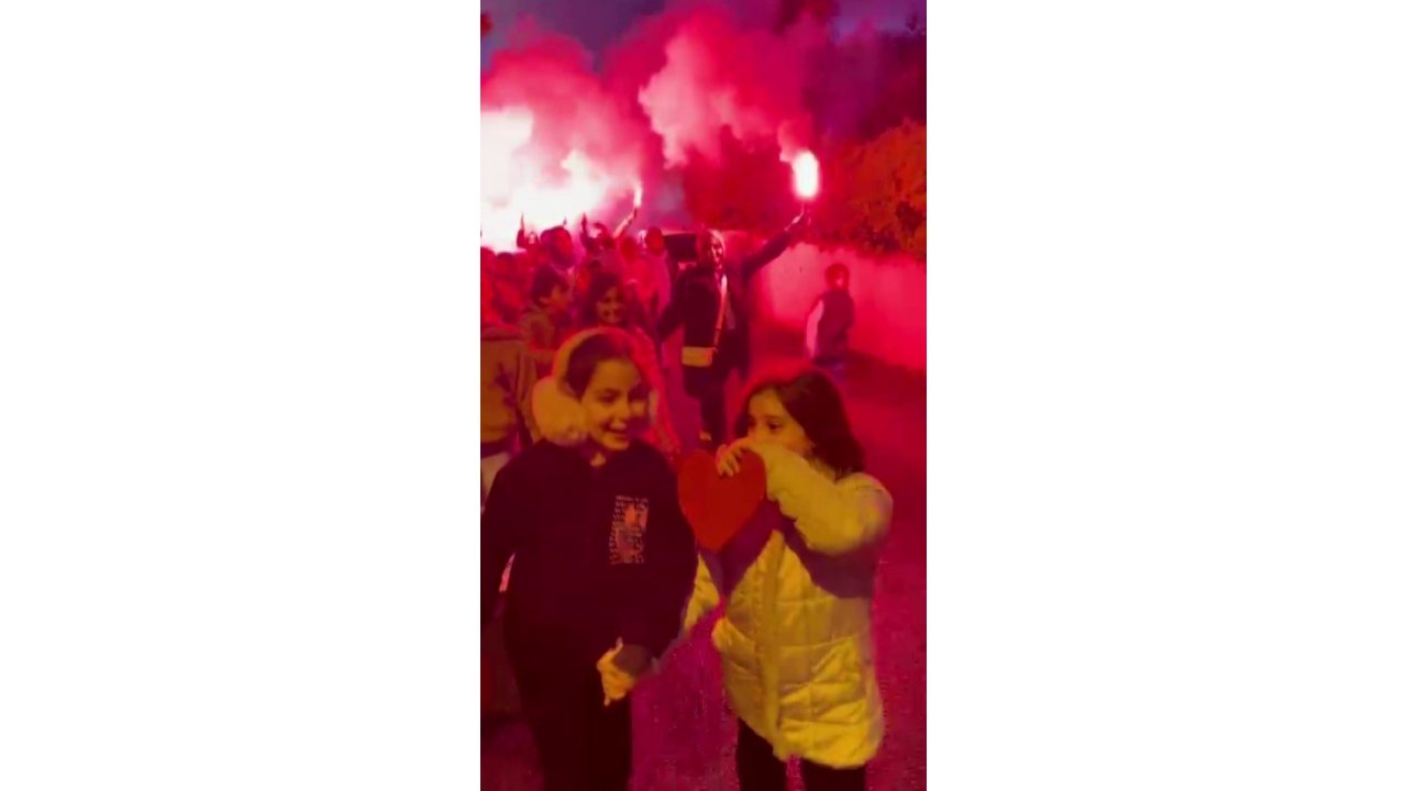 Minik Öğrencilerden Öğretmenlerine Meşaleler Eşliğinde ‘Anneler Günü’ Kutlaması