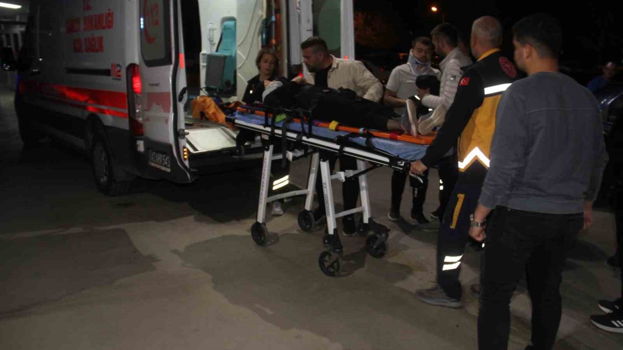 Yayalara Çarpan Motosikletli Kaçtı: 3 Yaralı