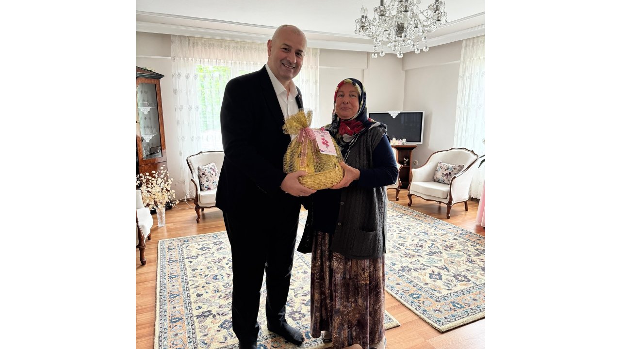 Başkan Yılmaz, Şehit Annesinin Anneler Gününü Kutladı