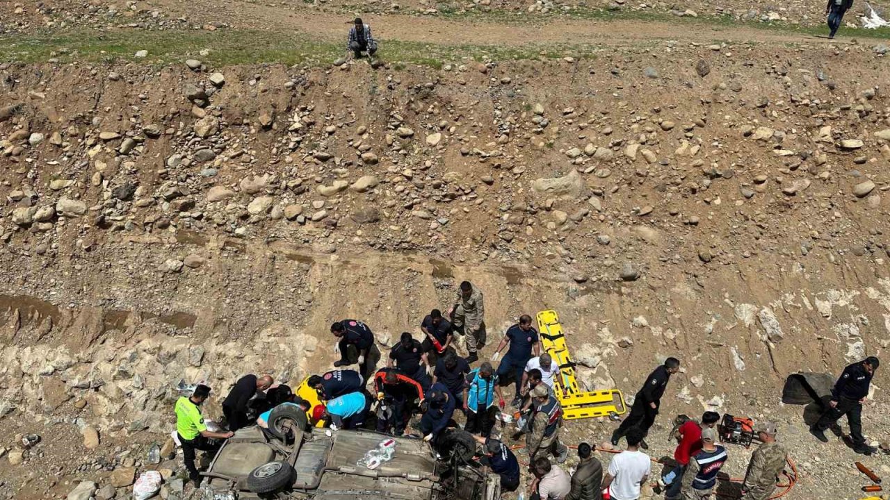 Bingöl’de Otomobil Dereye Uçtu: 7 Yaralı