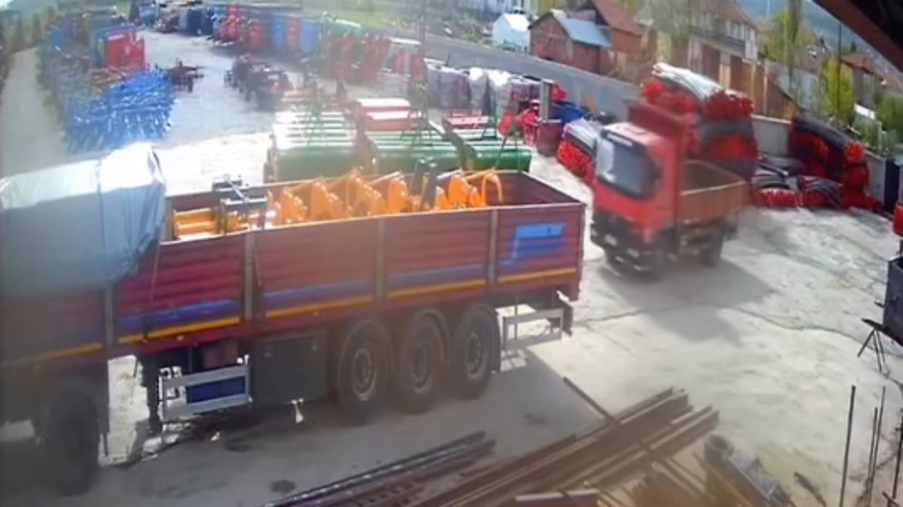 Tokat’ta Harekete Geçen Kamyonet Park Halindeki Tıra Çarparak Durdu