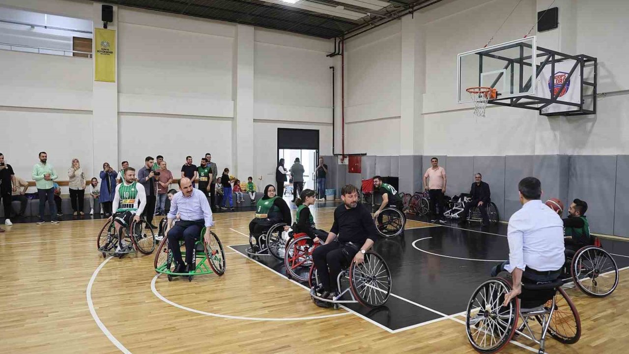 Başkan Altay Tekerlekli Sandalyeye Oturdu, Engelli Basketbolcularla Maç Yaptı