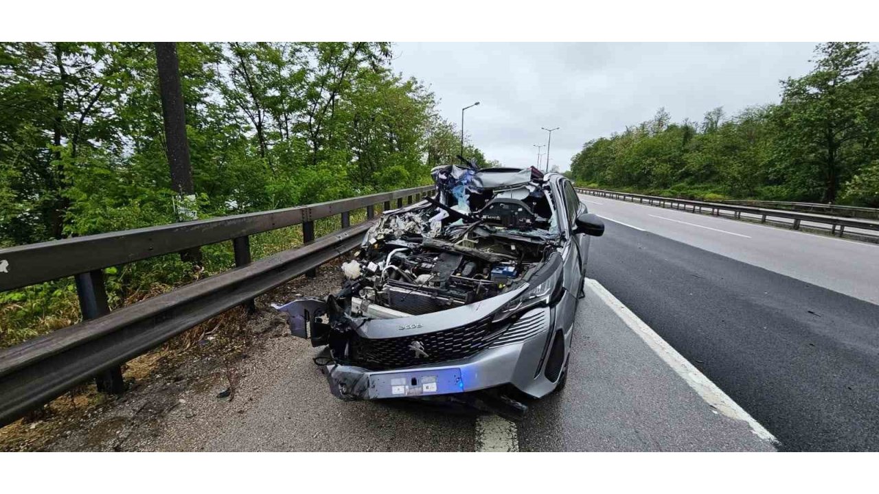 Anadolu Otoyolu’nda Otomobil Önündeki Tıra Çarptı: 1 Hafif Yaralı