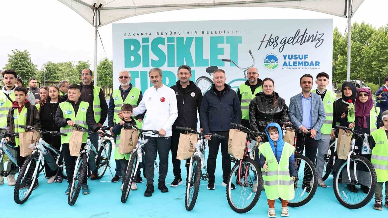 Trafik Haftası’nda Başkan Alemdar, 10 Kişiye Bisiklet Ve Kask Hediye Etti