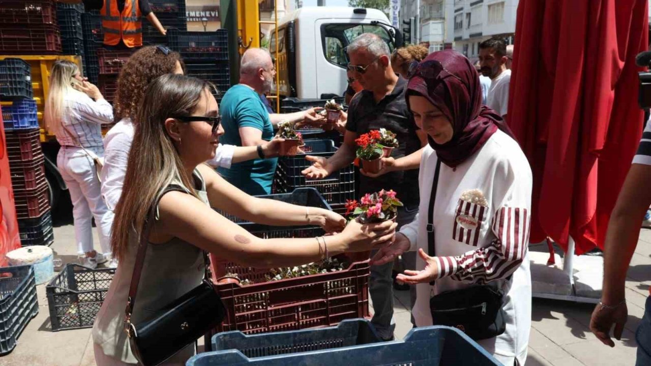 Antalya Büyükşehir’den Annelere 25 Bin Çiçek
