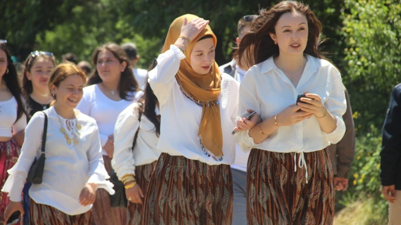 Aşıklar Sokağı’nda Gençler Kısmetini Aradı