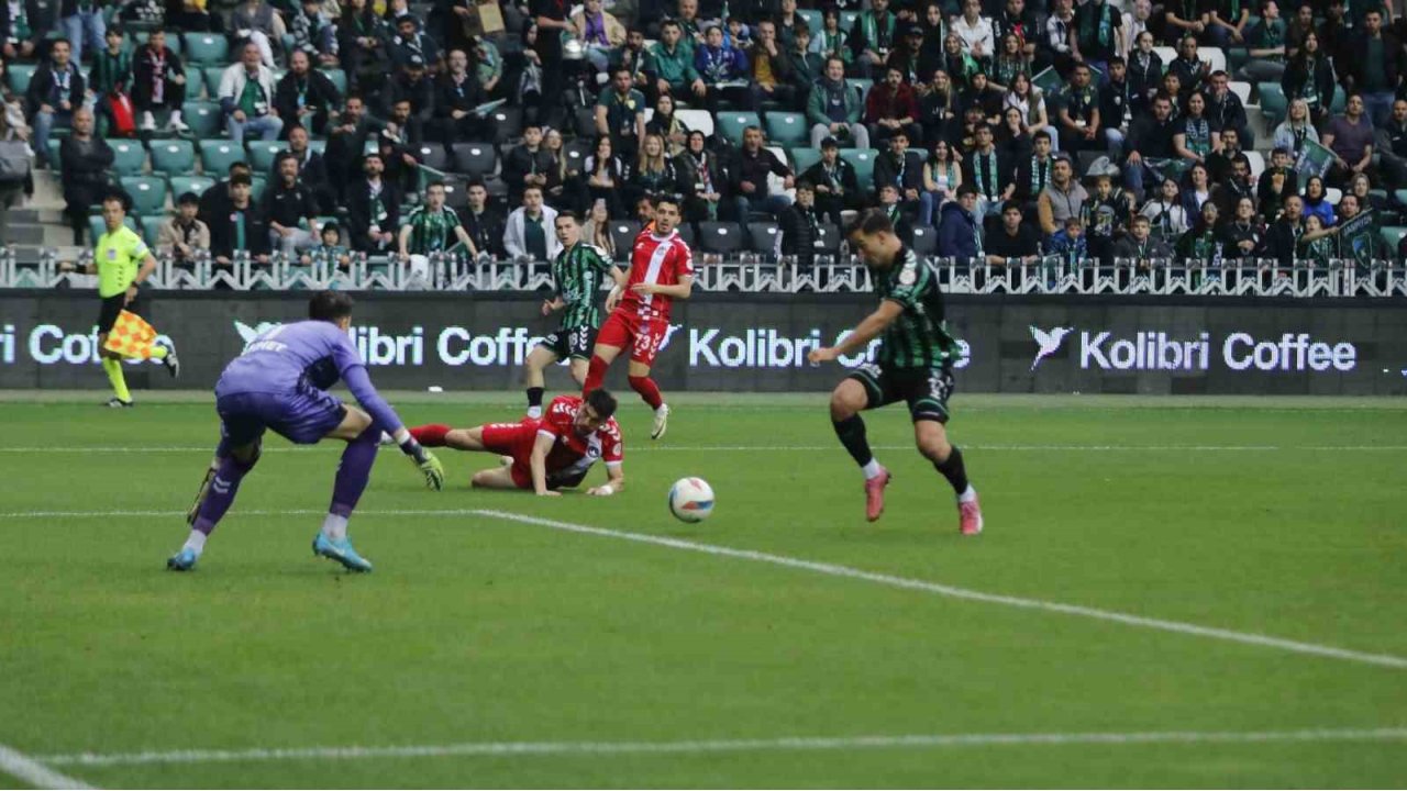 Trendyol 1. Lig: Kocaelispor: 4 - Ankara Keçiörengücü: 1 (İlk Yarı)