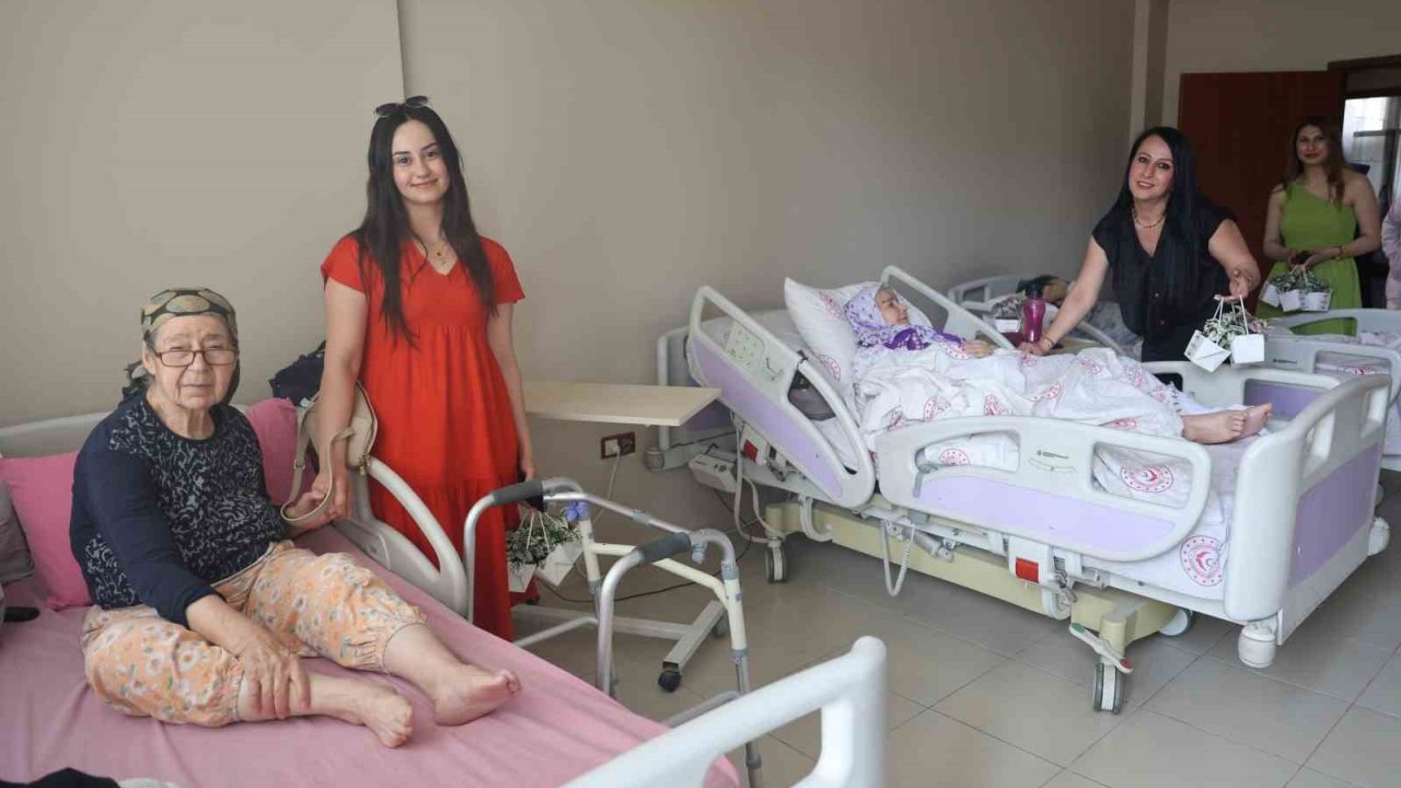 Huzurevinde Anneler Günü Kutlaması