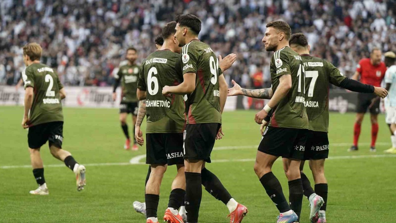 Trendyol Süper Lig: Beşiktaş: 2 - Adana Demirspor: 1 (İlk Yarı)