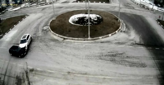 Otomobillerin çarpıştığı trafik kazası kamerada