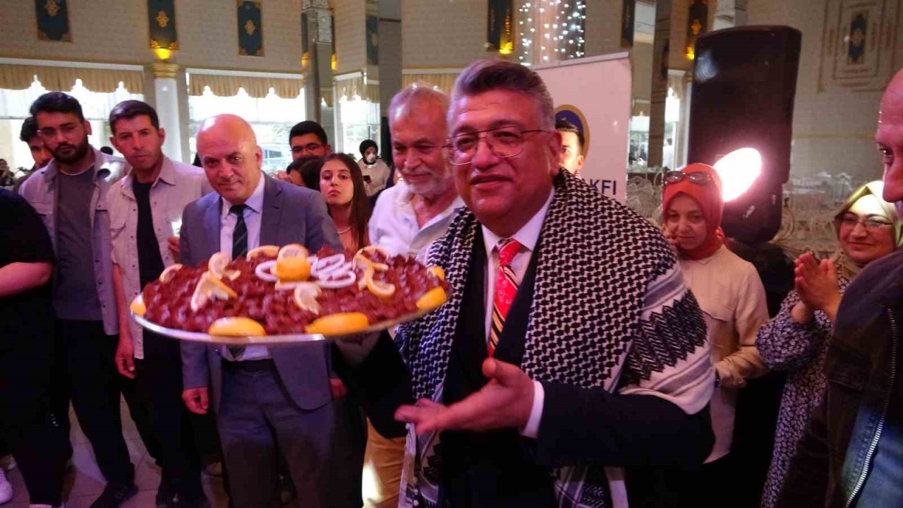 Dpü Rektörü, Öğrencilerle Çiğ Köfte Yoğurdu, Halay Çekti