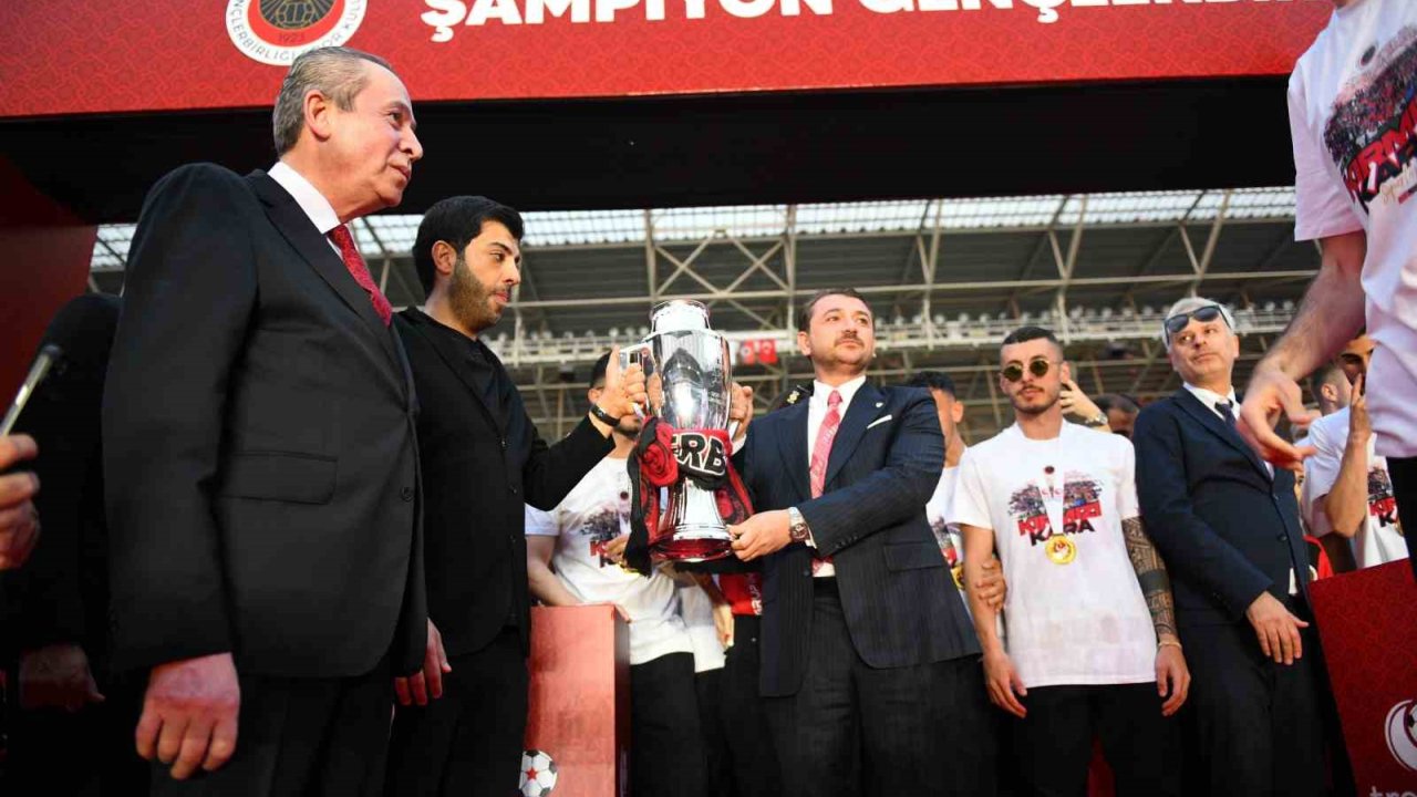 Süper Lig’e Yükselen Gençlerbirliği, Kupasını Aldı